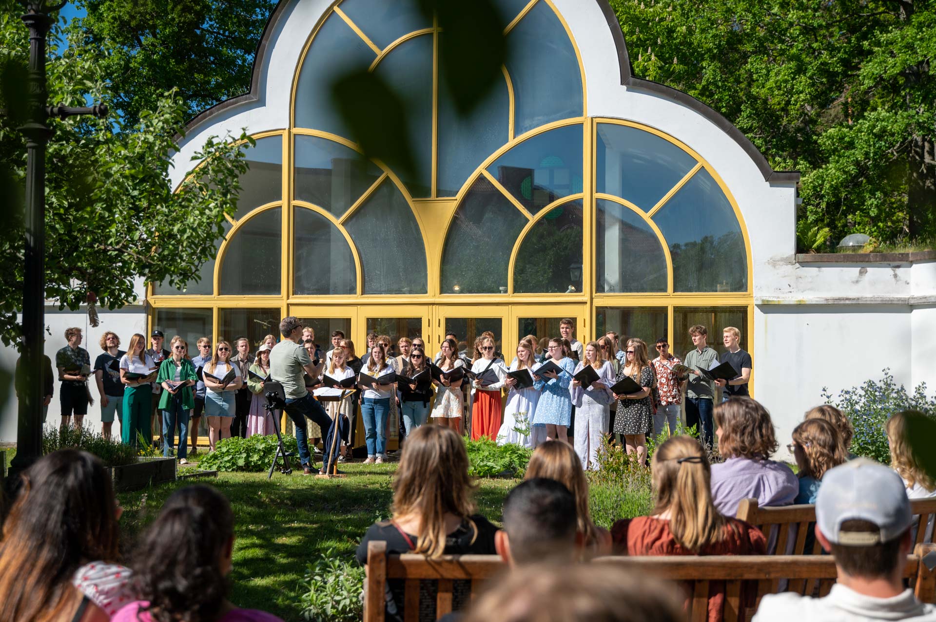 Musikklassen sjunger i Örtagården