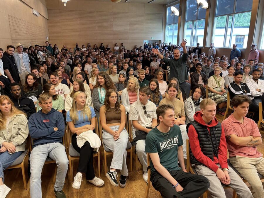 Månsalen fylld med deltagare