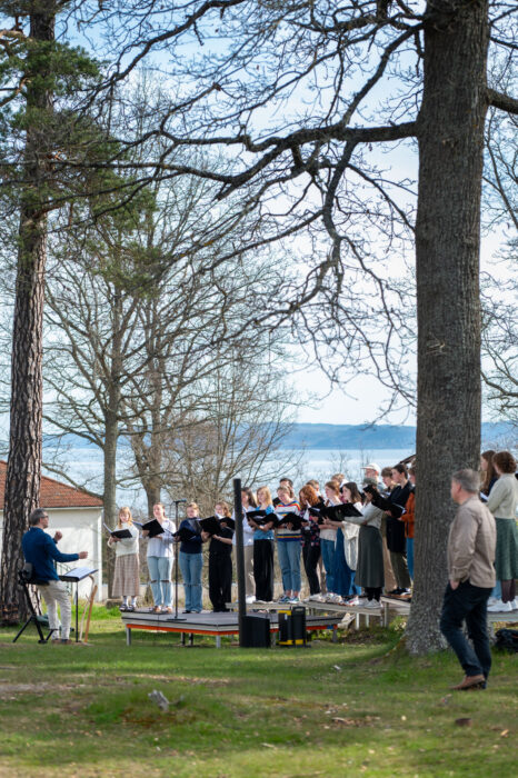 Musiklinjen sjunger in våren med Vättern som fond.
