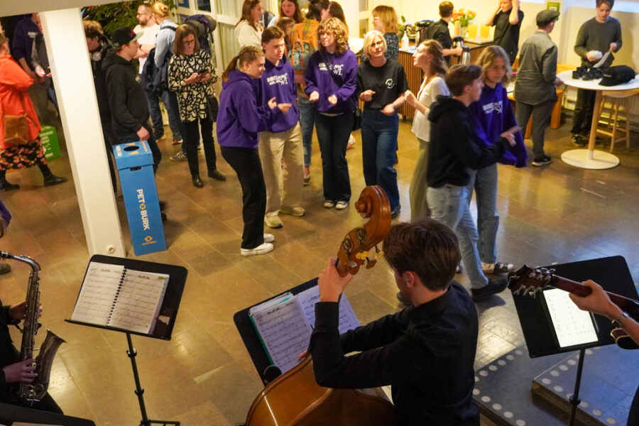 Mot middagen Mot middagen