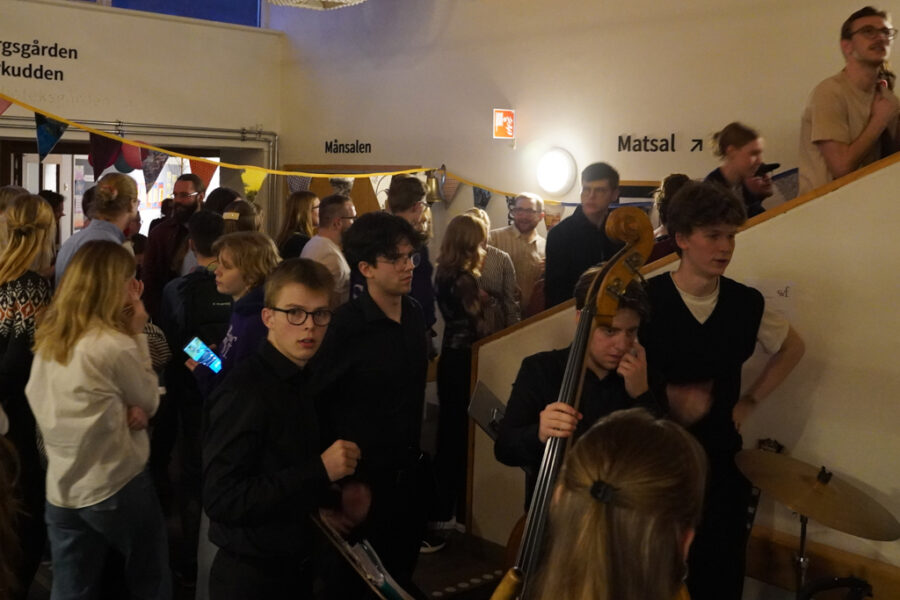 Mot middagen Mot middagen