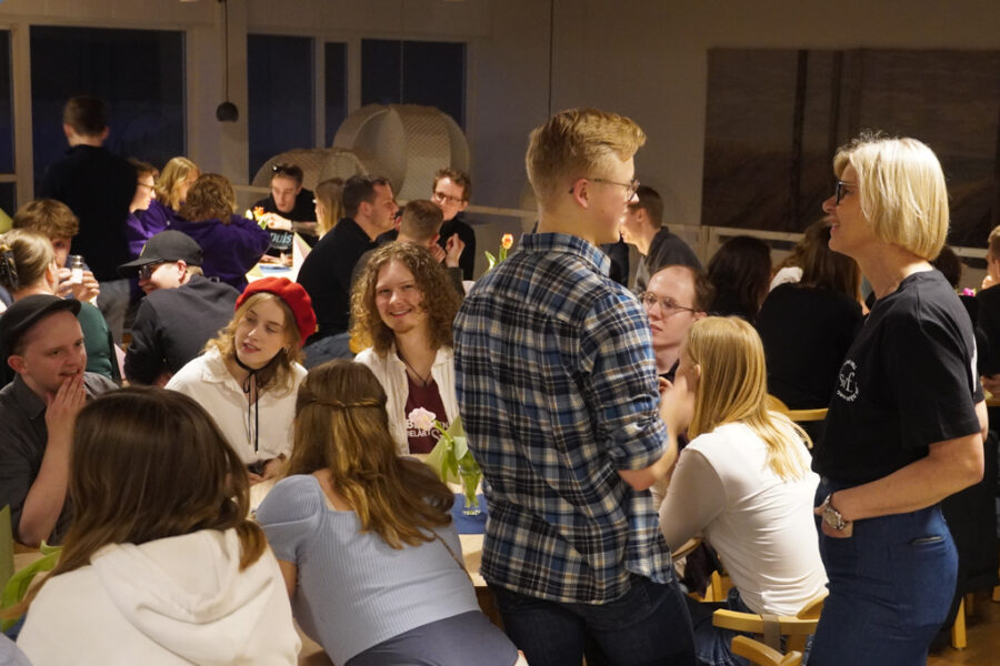 Mot middagen Mot middagen