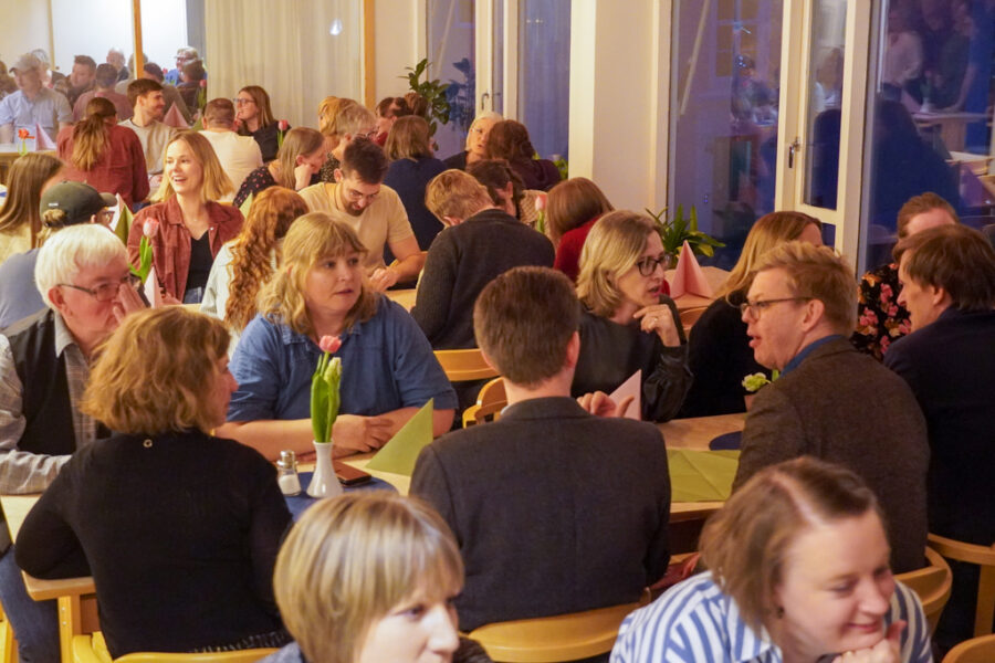 Mot middagen Mot middagen