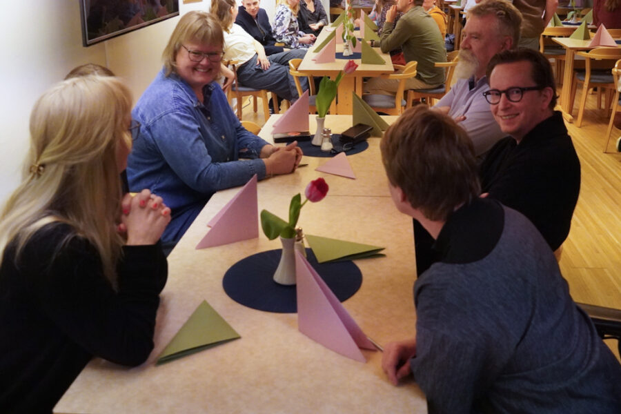 Mot middagen Mot middagen