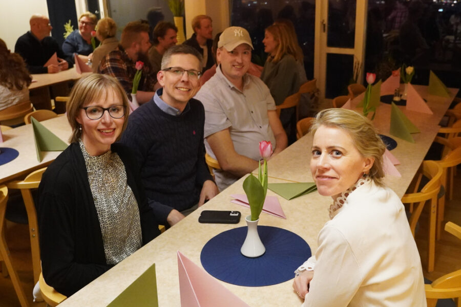 Mot middagen Mot middagen