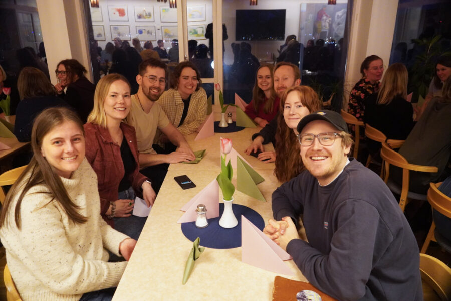 Mot middagen Mot middagen