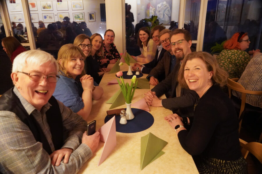 Mot middagen Mot middagen