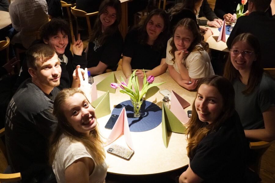 Mot middagen Mot middagen