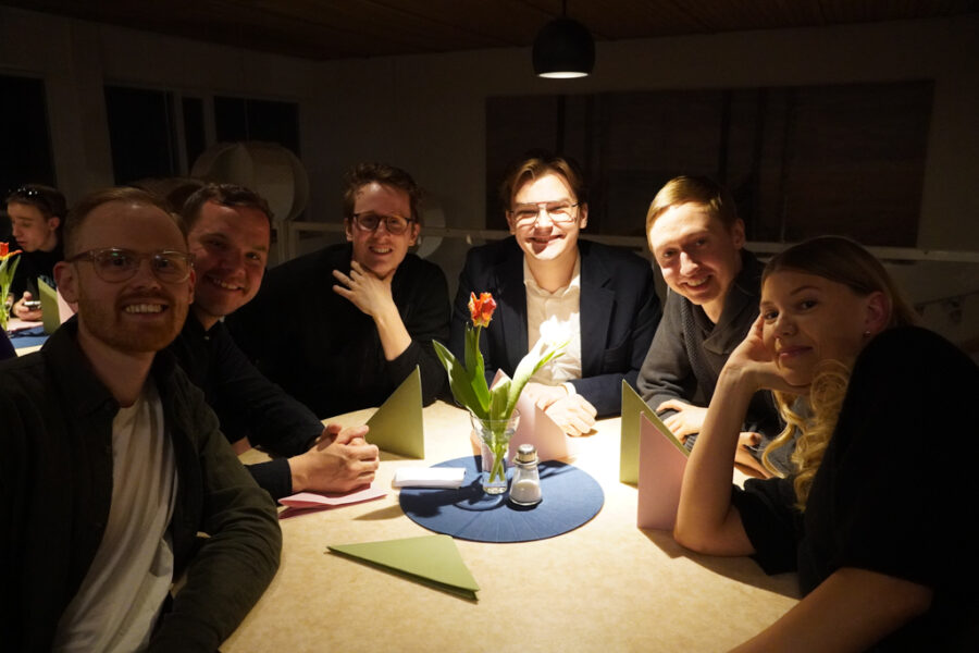 Mot middagen Mot middagen