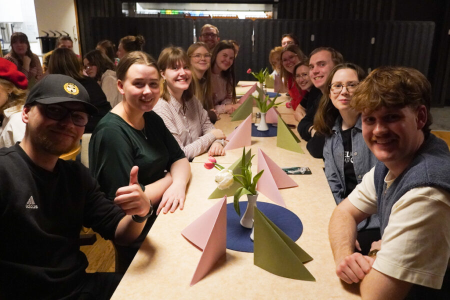 Mot middagen Mot middagen