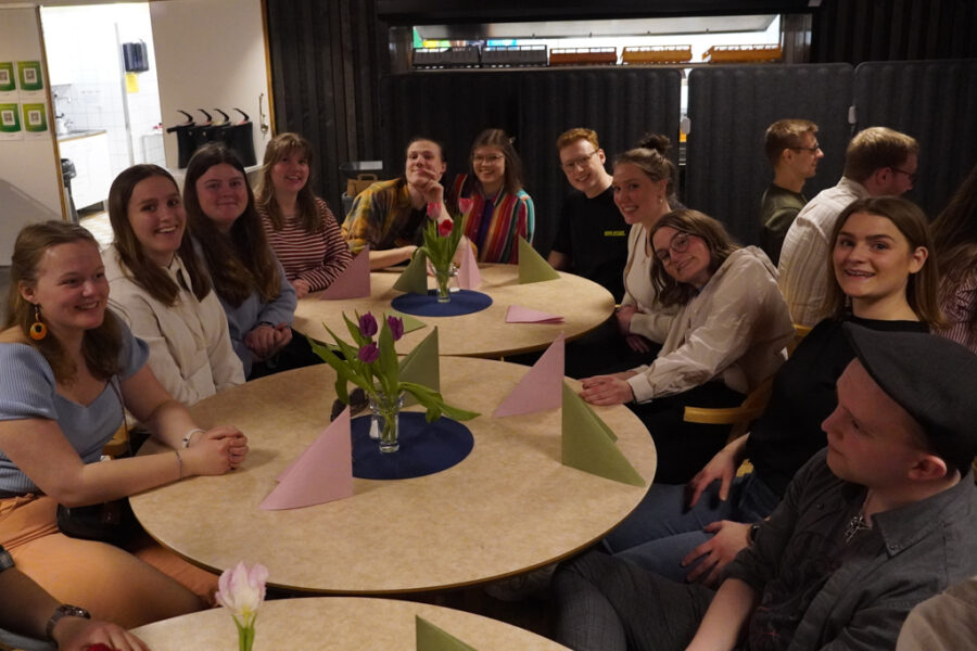 Mot middagen Mot middagen