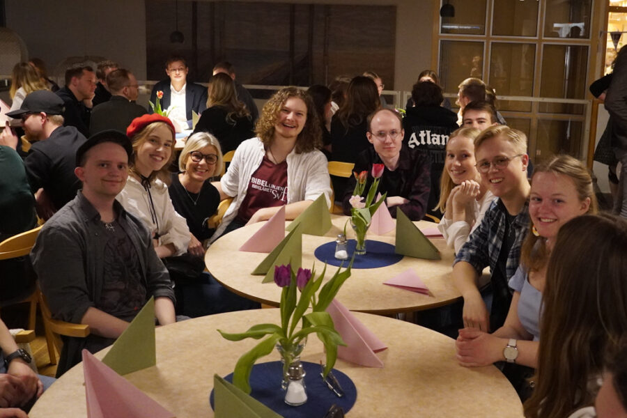 Mot middagen Mot middagen