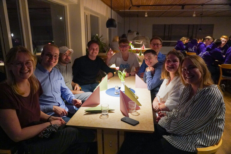 Mot Middagen Mot Middagen