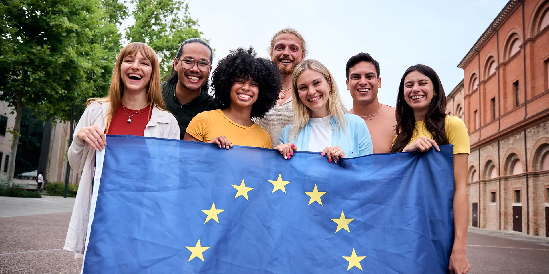 grupper med människor som håller eu-flaggan