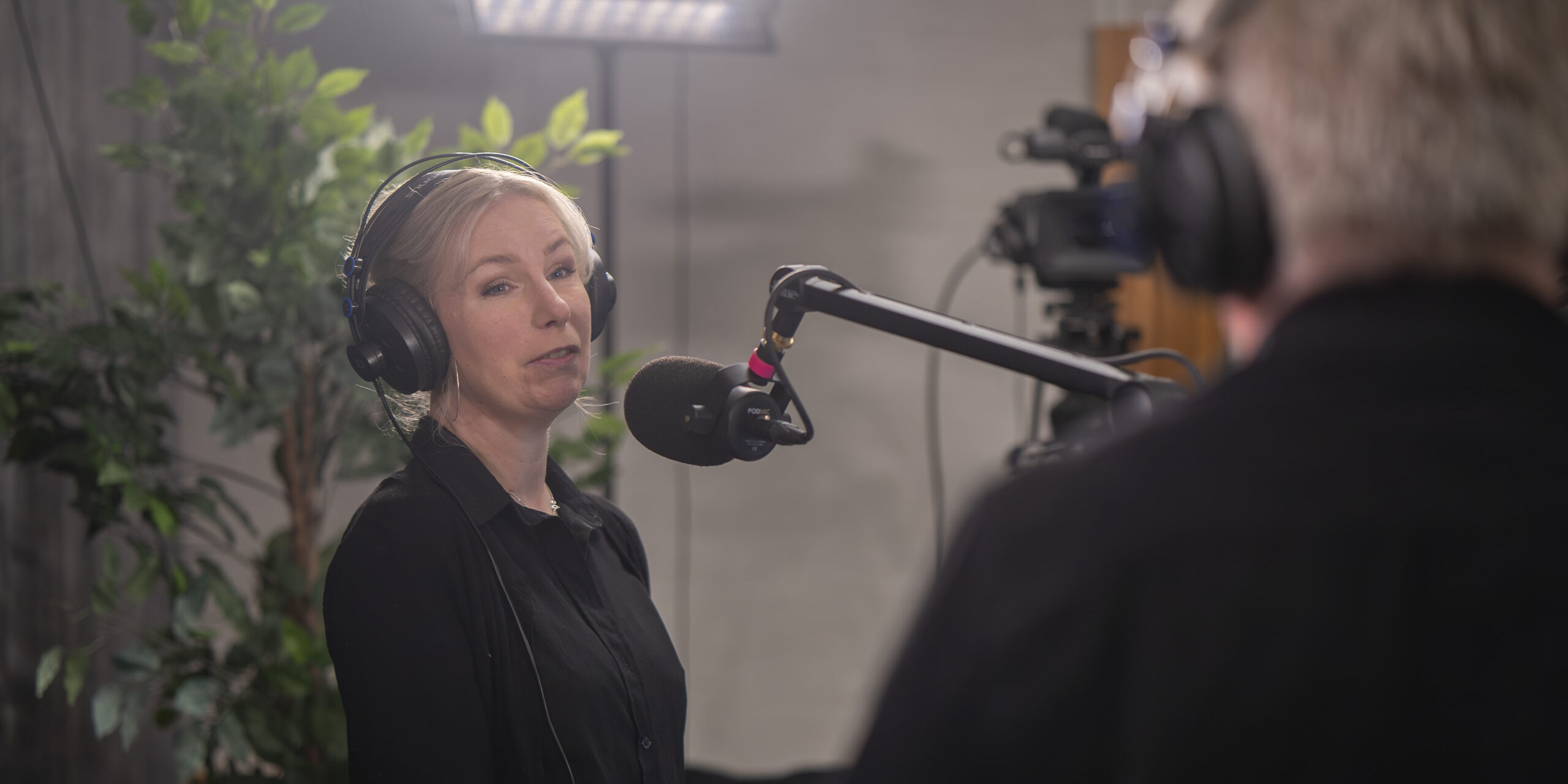 Kvinna i studio pratar med en gäst