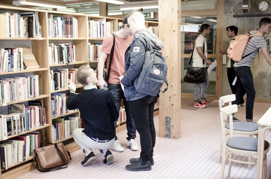 Elever från Allmn linje i Svf's bibliotek